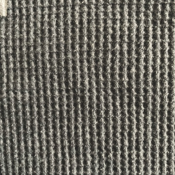 Abercrombie Cropped V neck shirt - Picture 5 of 5